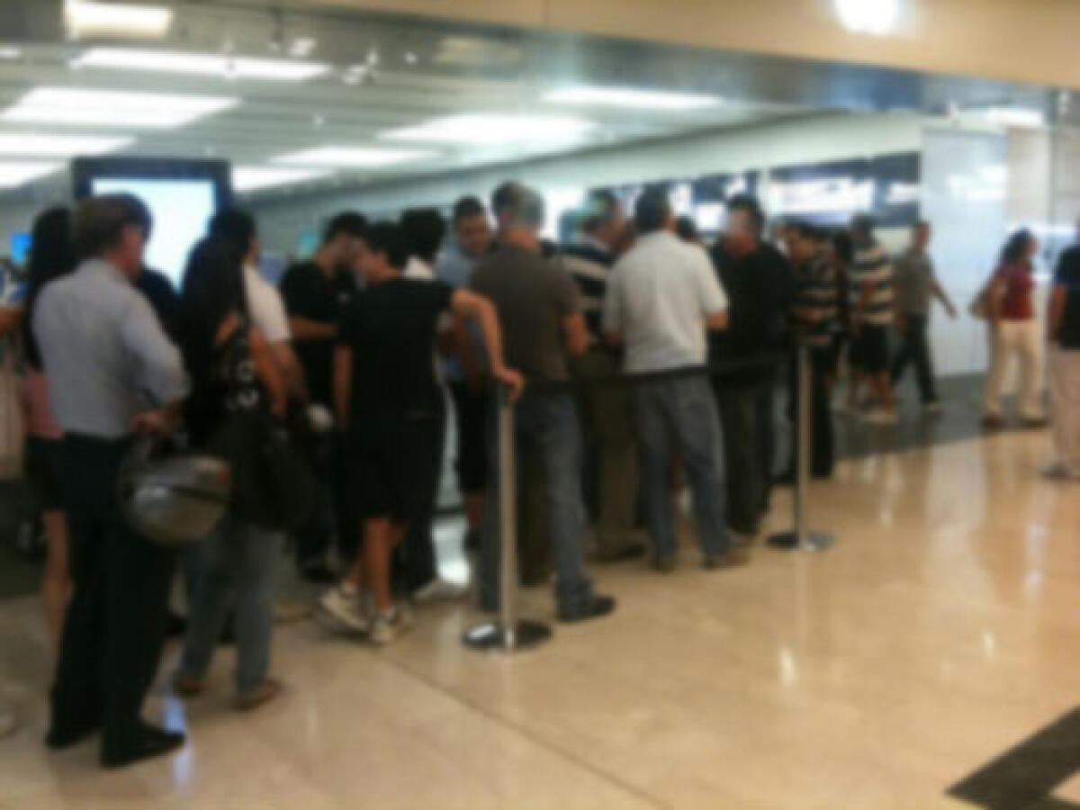 iPhone 4: nuovi arrivi all'Apple Store di Roma Est - 