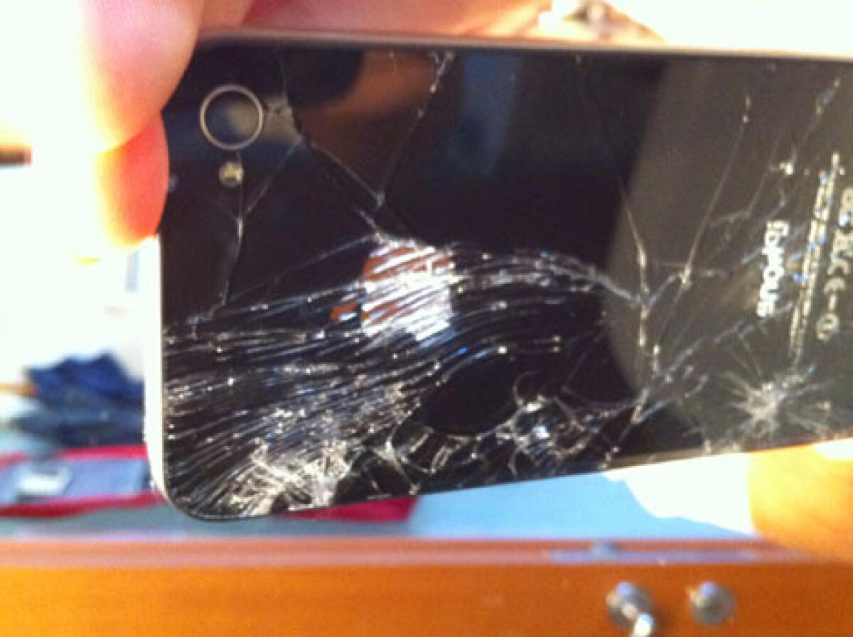iPhone 4 cade e va in frantumi il vetro posteriore: altra testimonianza di un utente del blog - 