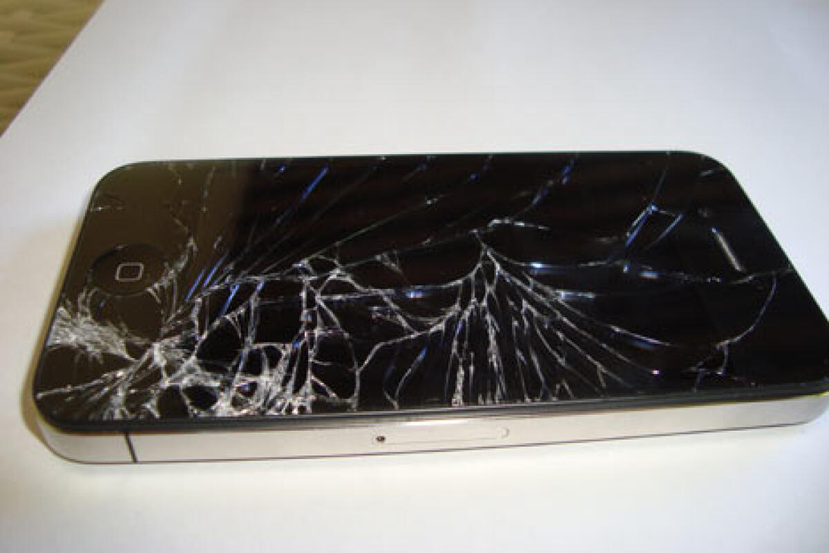 iPhone 4 esperienza di un utente del blog: cade e va in frantumi il vetro anteriore, fragile o sfortuna? - 