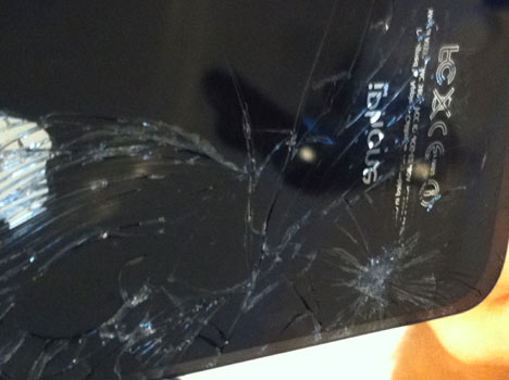 iPhone 4 cade e va in frantumi il vetro posteriore: altra testimonianza di un utente del blog