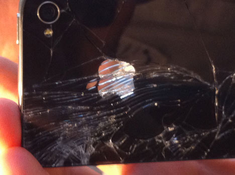 iPhone 4 cade e va in frantumi il vetro posteriore: altra testimonianza di un utente del blog