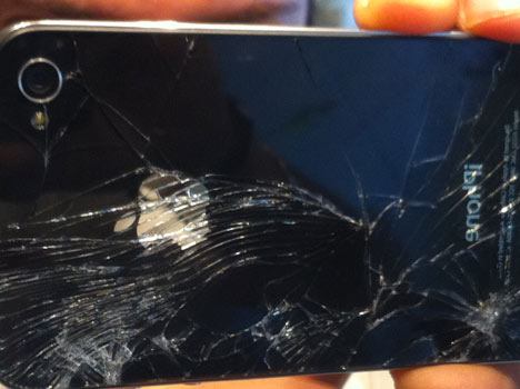 iPhone 4 cade e va in frantumi il vetro posteriore: altra testimonianza di un utente del blog
