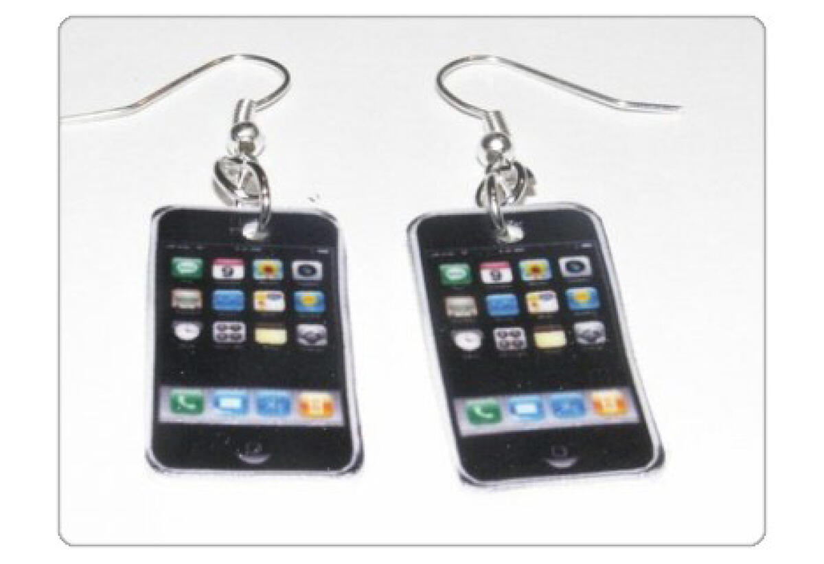 iPhone gadget: gli orecchini fatti a forma di melafonino - 
