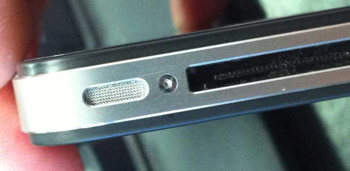 Apple cambia le viti di iPhone 4 per cercare di contrastare il cambio di cover da nera a bianca? - 