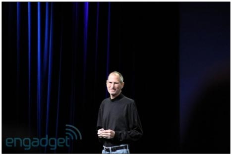 Steve Jobs in persona, sul palco del keynote di San Francisco, presenta iPad 2