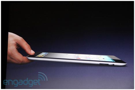 Steve Jobs in persona, sul palco del keynote di San Francisco, presenta iPad 2