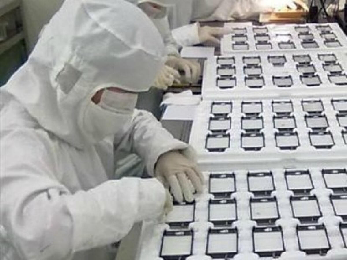 iPhone 5: una foto ritrae degli operai che assemblano il nuovo melafonino - 