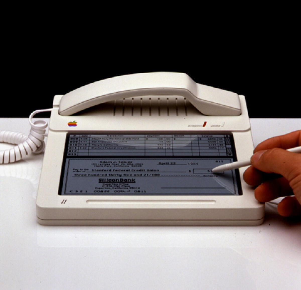 Apple e un telefono datato 1983 - 
