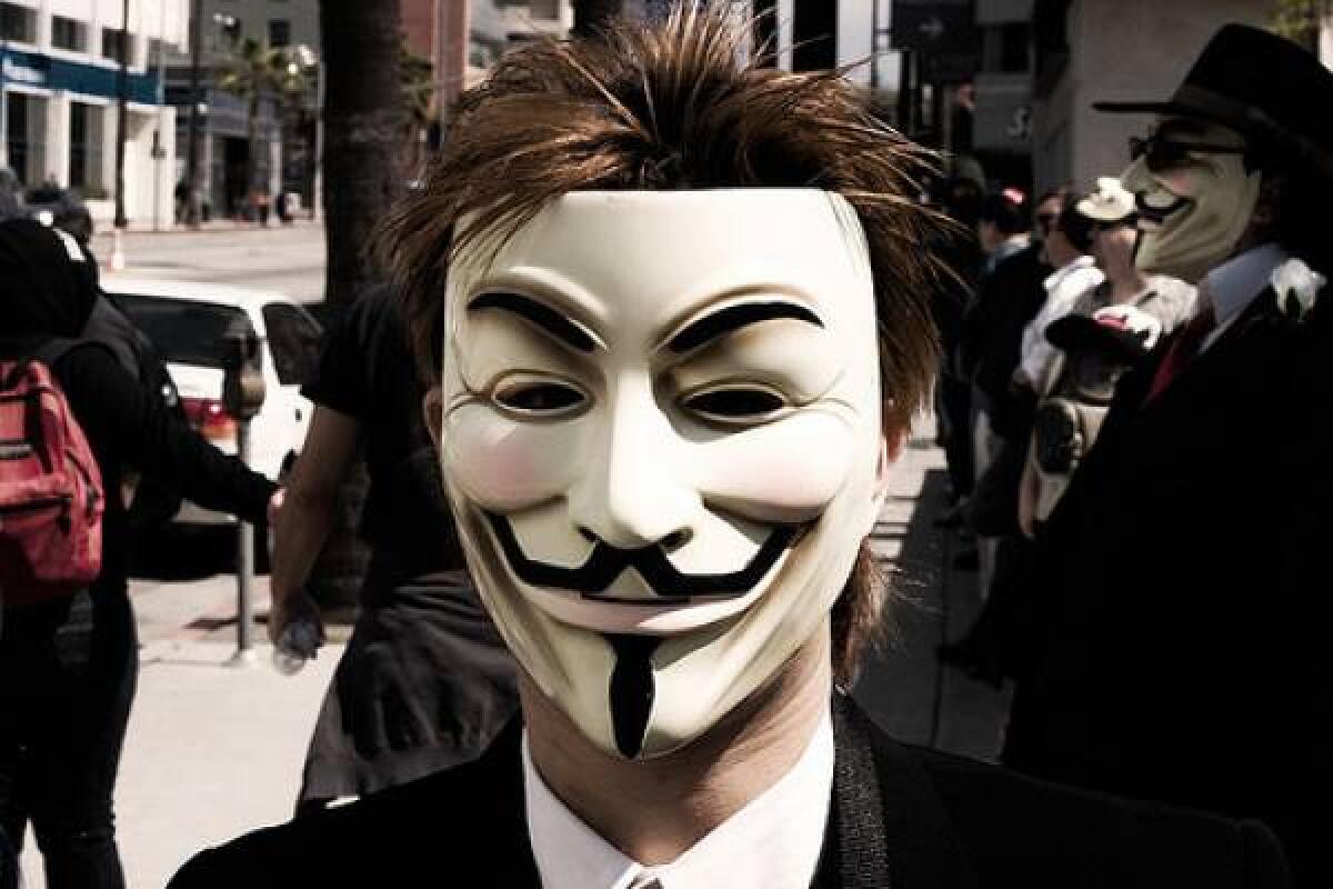 Anonymous oscura anche Trenitalia - 