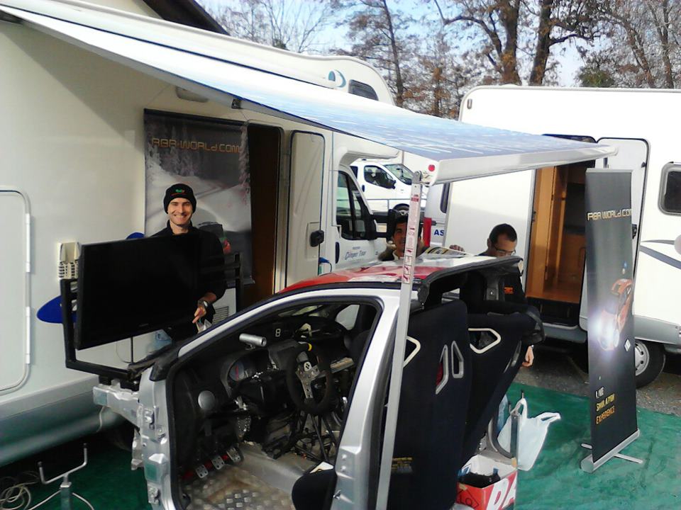 simulatore di Paolo Briano ricavato da una Punto 2°serie allestita di tutto punto con volante e padaliare Logitech G25 Arc Team e sedili OMP
