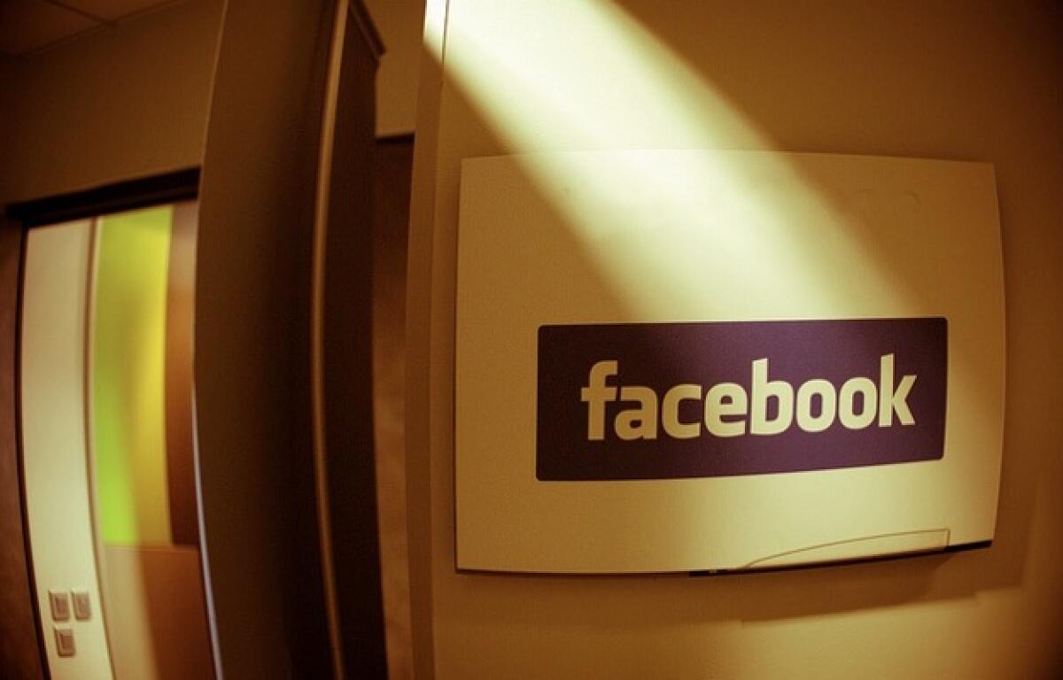 Come rendere private le foto su Facebook - 