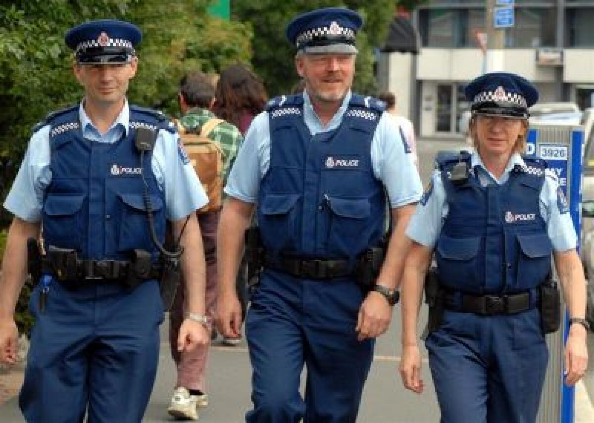 Nuova Zelanda: poliziotti con iPhone - 