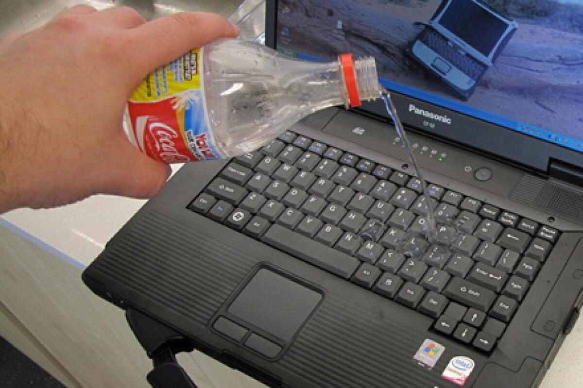 Cosa fare se il computer portatile si bagna o cade in acqua - 