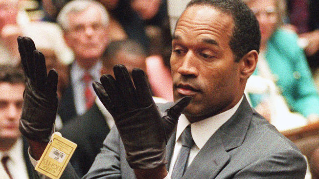 O. J. Simpson indossa i guanti insanguinatifonte: NBC