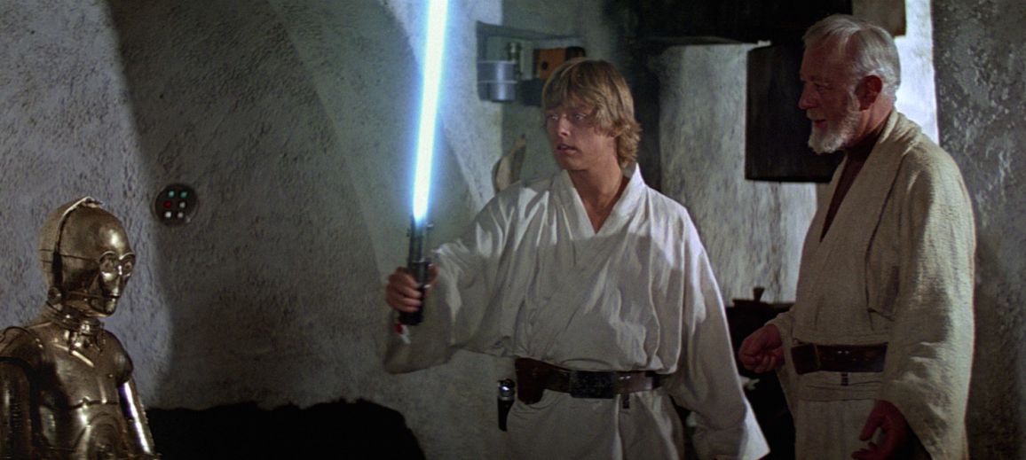 Luke Skywalker maneggia per la prima volta la spada di suo padre in Episodio IV