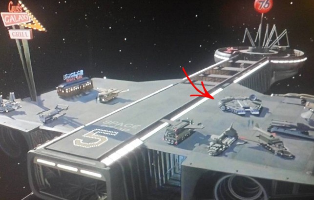 Il vero Millennium Falcon in una scena di Balle Spaziali