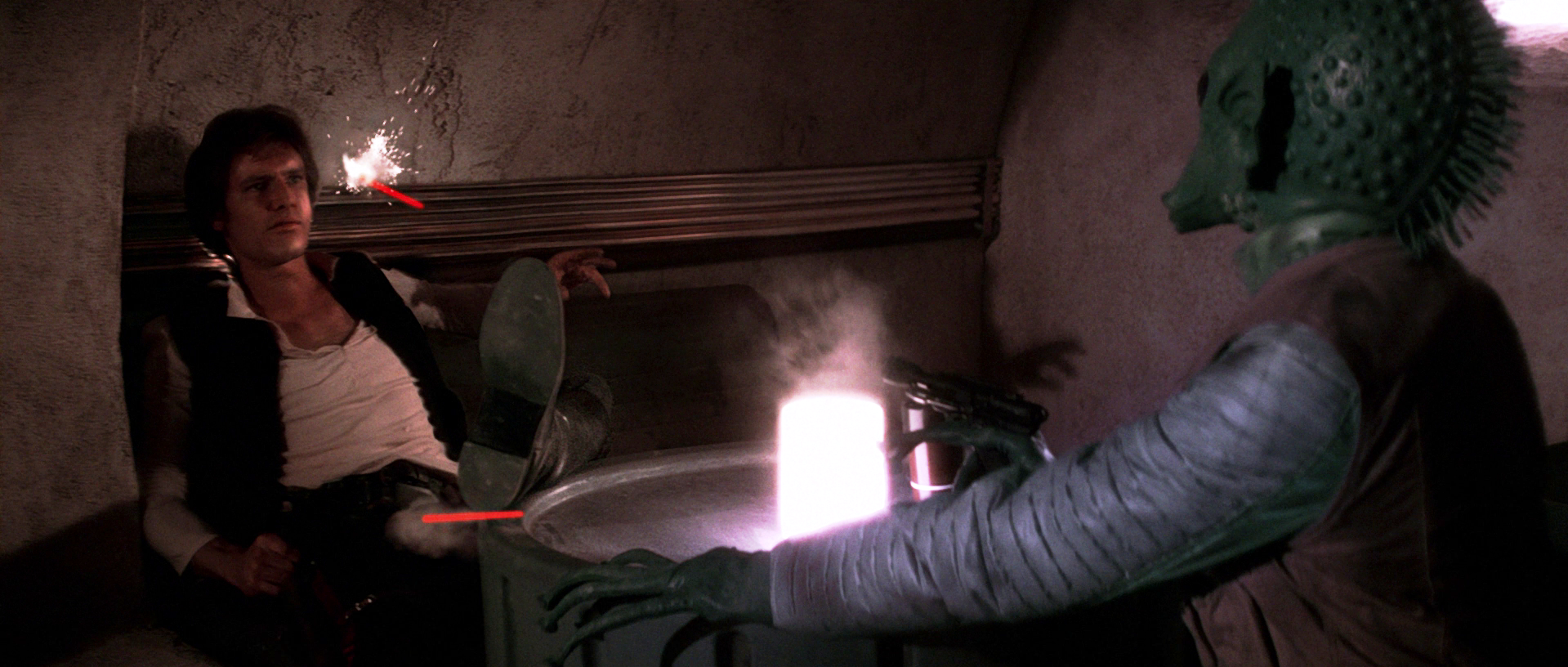 La scena modificata, dove Greedo spara per primo.Fonte: Wookieepedia