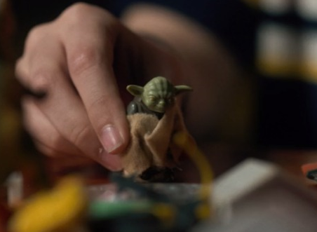 Il pupazzetto di Yoda con cui Mike intrattiene Undici