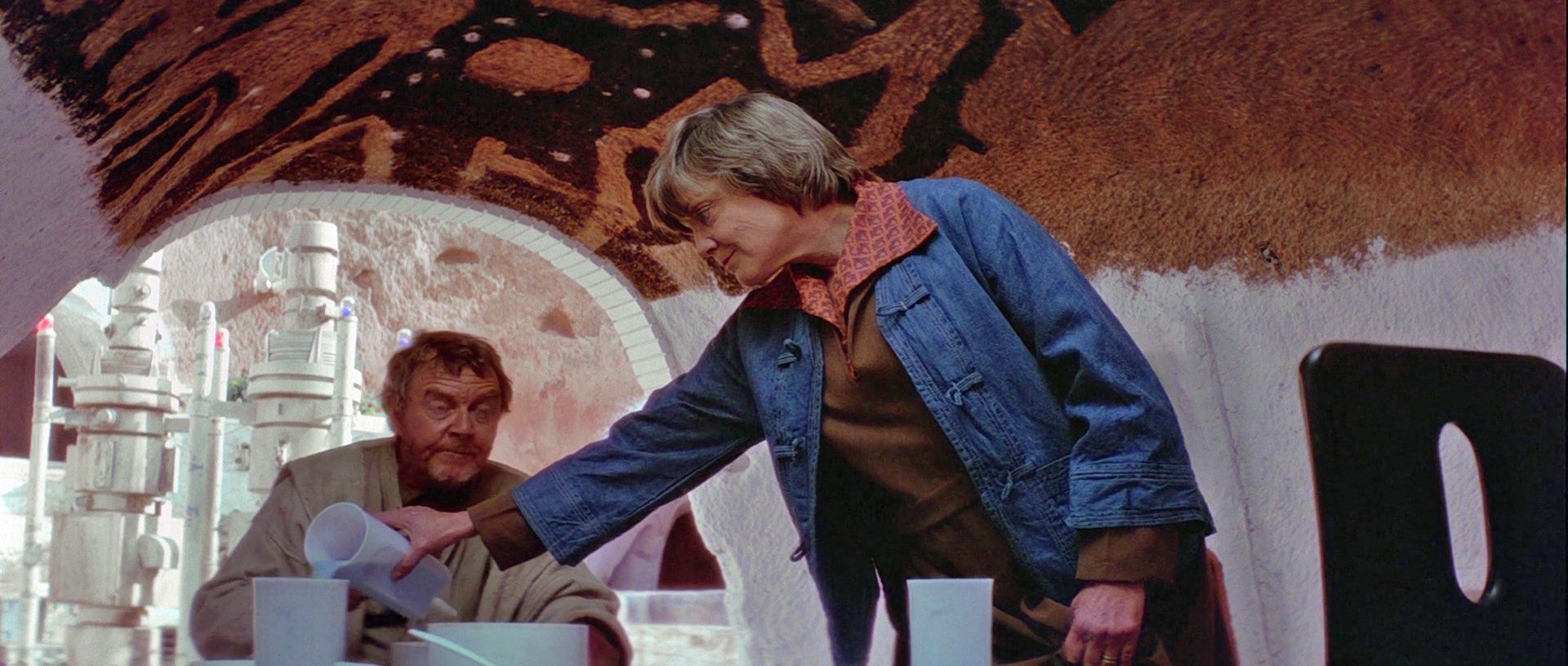 Zia Beru versa il latte blu di Bantha