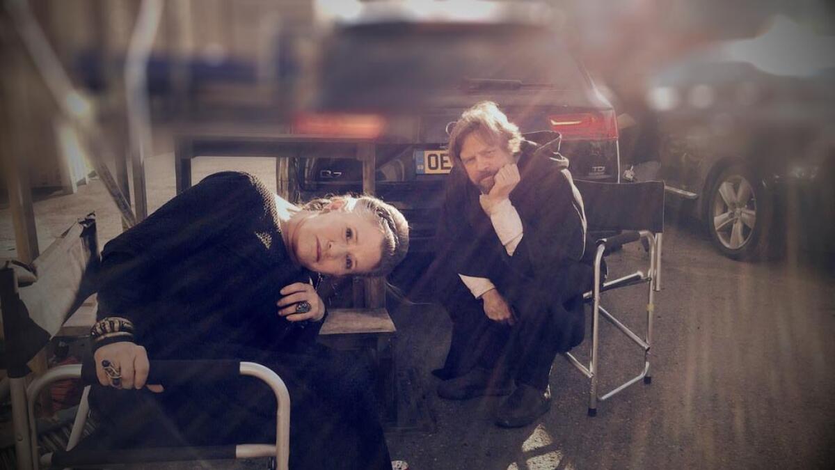 La foto tributo di Oscar Isaac a Carrie Fisher - Una foto pubblicata da Oscar Isaac sul set di Episodio VIII