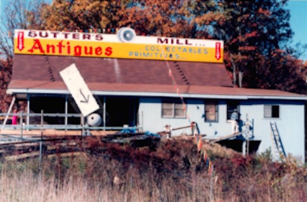 Ecco il modellino della Morte Nera davanti al negozio "Sutter’s Mill Antiques".Fonte: BadTaste