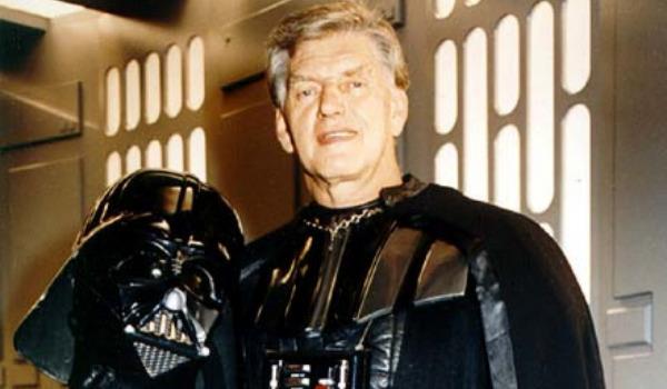 L'attore indossa il costume che lo ha reso celebre.Fonte: movieplayer