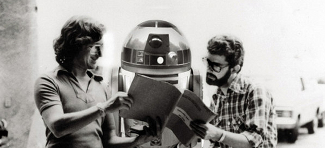Ai lati, Spielberg e Lucas; al centro, l'artefice della fortuna di Star Wars (impossibile non amarlo).