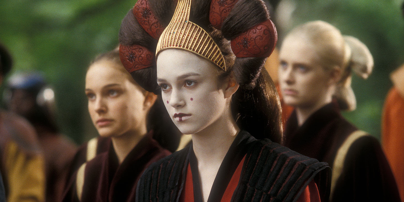 In primo piano l'ancella Sabè travestita da regina e interpretata da Keira knightley. Sullo sfondo invece Padmé interpretata da Natalie Portman