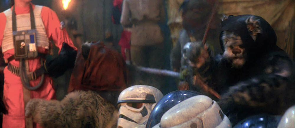 Un malvagio Ewok suona le teste degli Stormtrooper precedentemente divorati