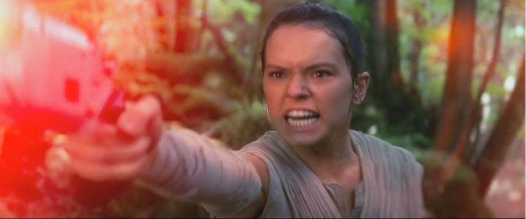 Una Rey furiosa che spara alla truppe del Primo Ordine in Episodio VII