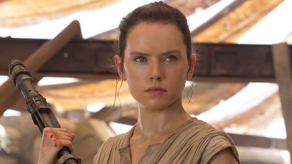 La bellissima Daisy Ridley nei panni di Rey.Da: starwars.com/databank