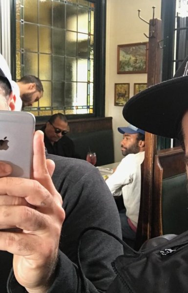 Gli attori Billy Dee Williams e Donald Glover immortalati insieme in un locale.