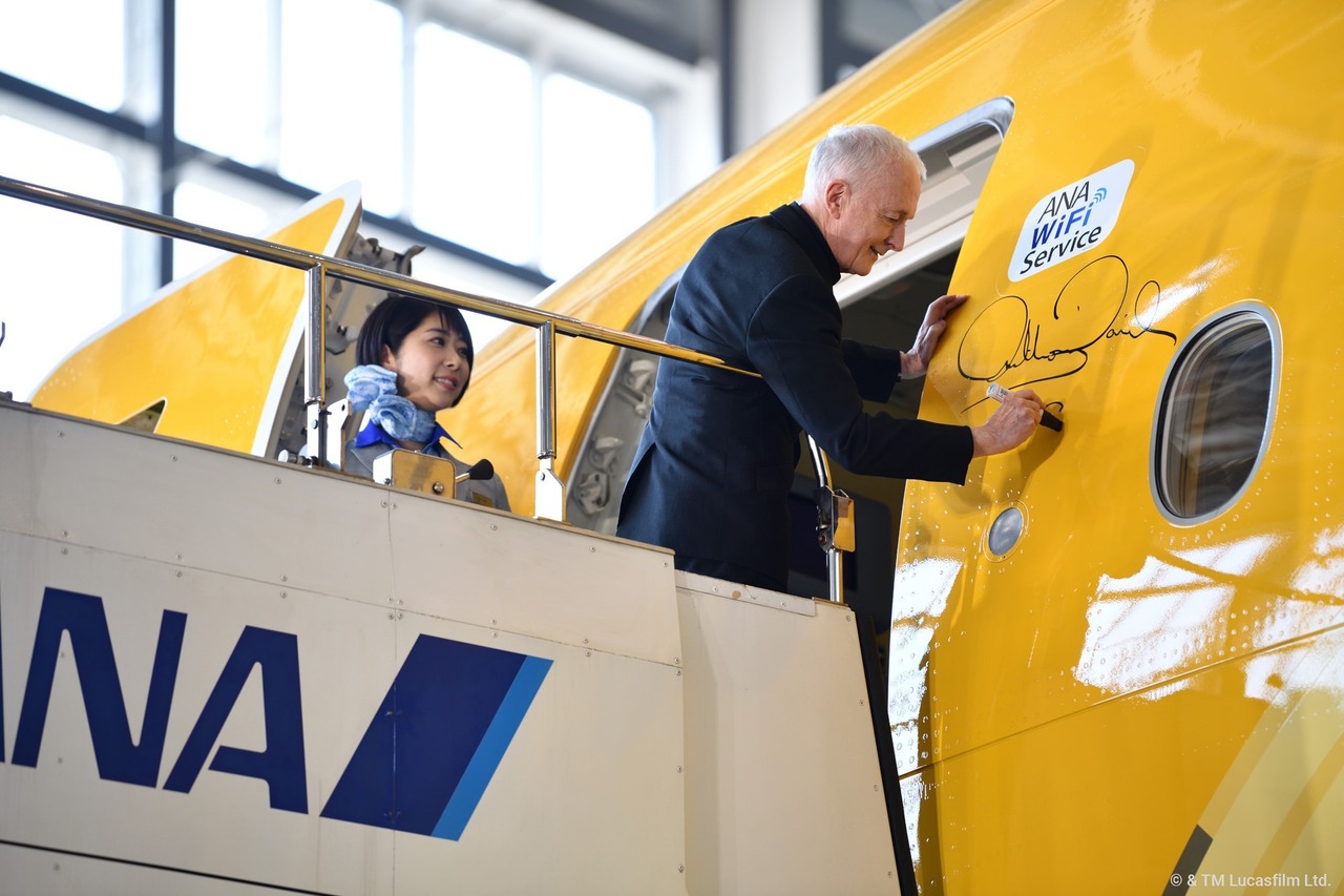 Anthony Daniels firma l'aereo dedicato al "suo" C3PO.Da: IGN.com