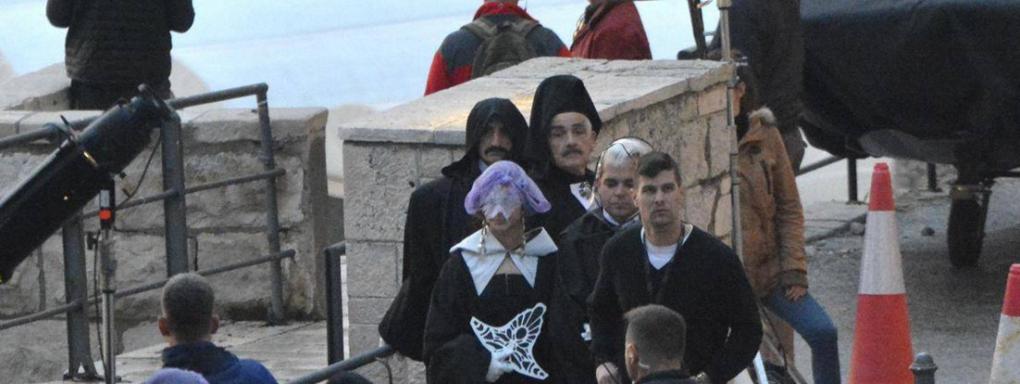 Alcune comparse a Dubrovnik per le riprese di Episodio VIII. Da: melty