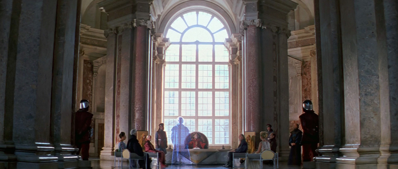 I sontuosi interni della Reggia di Caserta in una scena de "La Minaccia Fantasma".Da: moviemaps