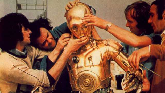Anthony Daniels indossa a fatica il costume di C3PO.Fonte: Empire