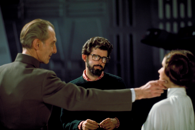 Peter Cushing, George Lucas e Carrie Fisher dietro le quinte di Star Wars.Da: starwars.com