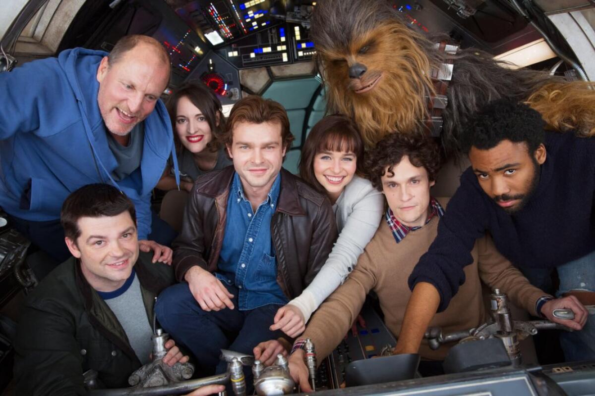 Il casting per lo spin-off su Han Solo è già chiuso - La prima foto ritrae il cast e i registi dello spin off su Han Solo.
Fonte: starwars.com