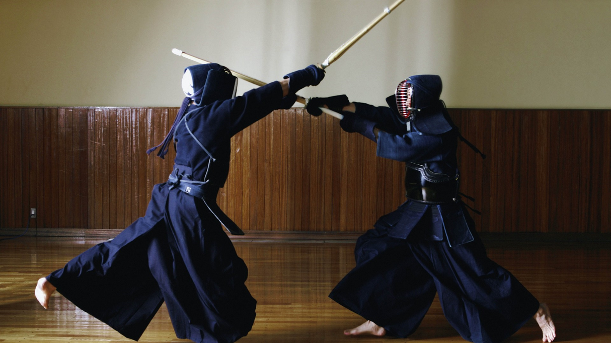 Due persone praticano il Kendo.Da: festember