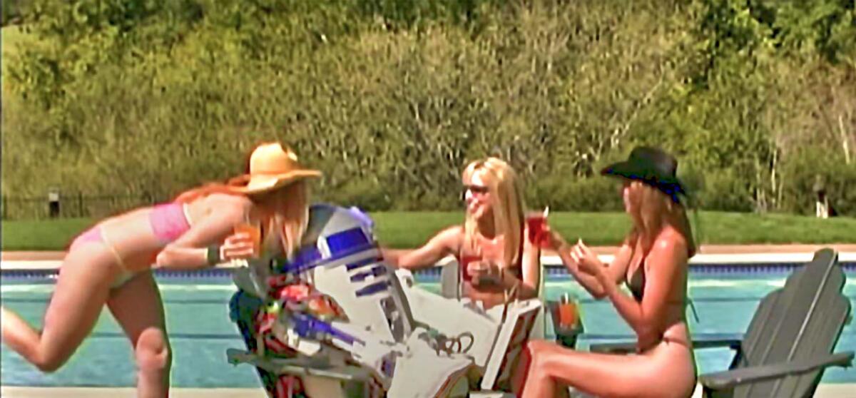 Il documentario sulla vita d'attore di R2-D2 - R2-D2 venerato da stuoli di adoranti donzelle in un frame del documentario