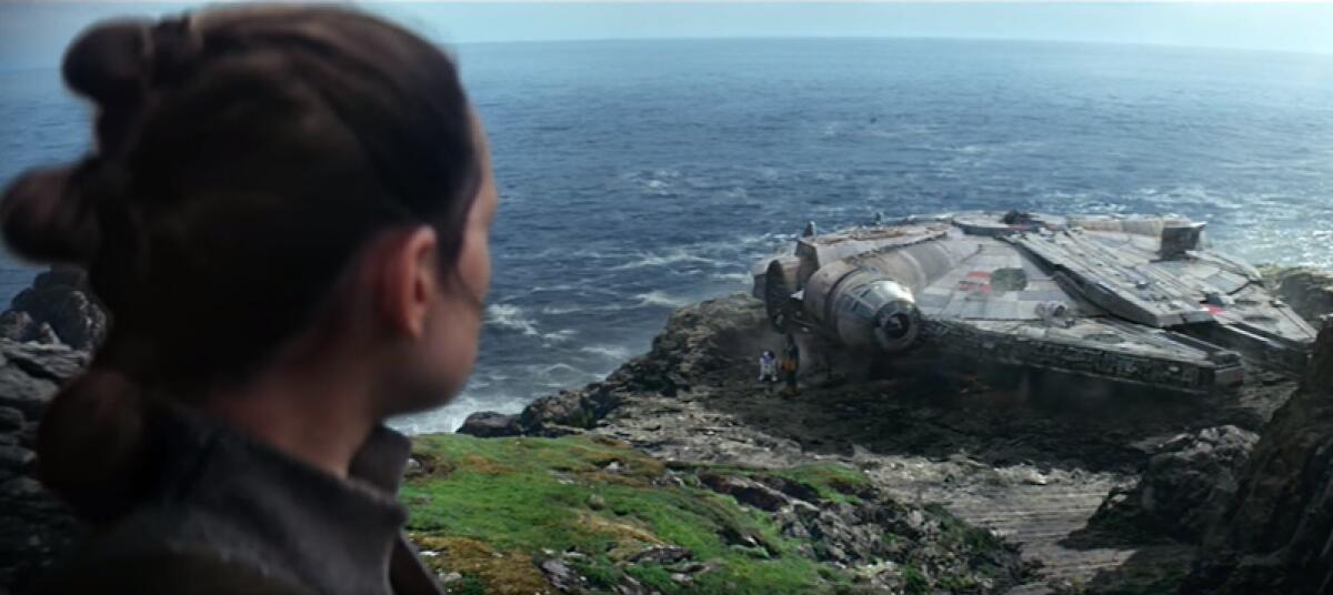 Rian Johnson ha influito su un dettaglio finale di Episodio VII - R2-D2 e Chewbacca accompagnano Rey su Ahch-To.
Da: youtube