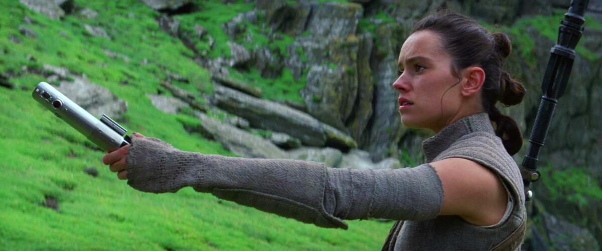La spada di Anakin diventa ufficialmente di Rey - Fotogramma dal film Star Wars: Il Risveglio della Forza