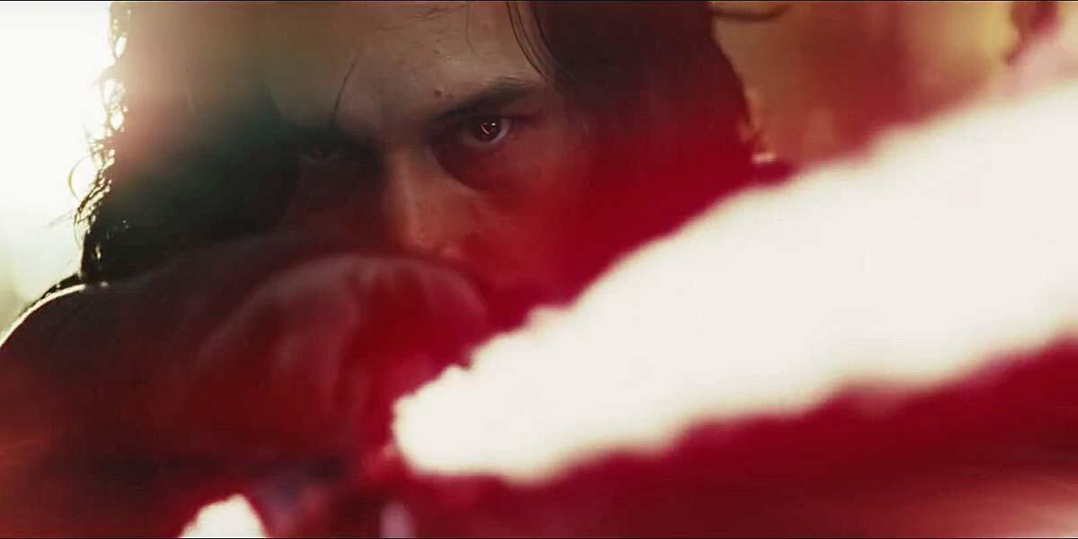 Adam Driver non lega con i colleghi per diventare Kylo Ren - Kylo Ren e la sua spada nel finale di Episodio VIII