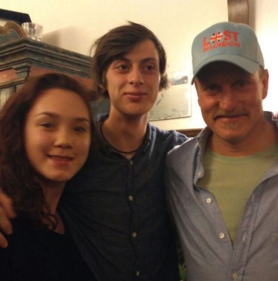 Due dei fortunati ragazzi con l'attore Woody Harrelson.Da: il corriere delle Alpi