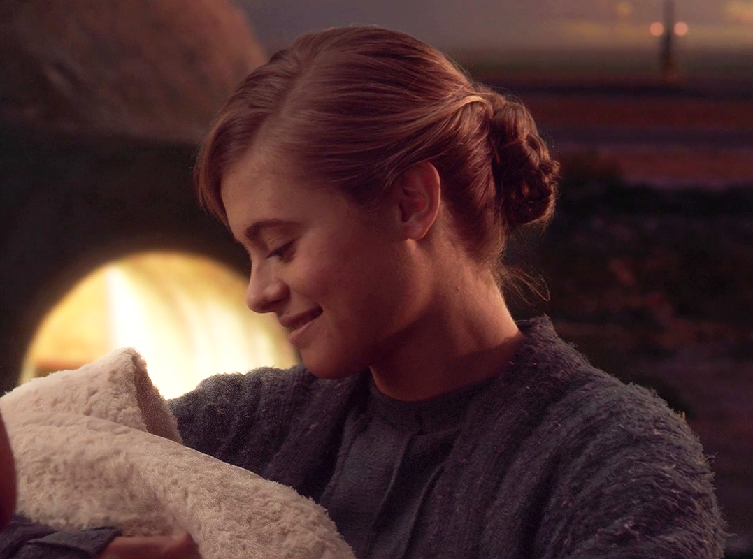 La giovane Beru tiene in braccio il piccolo Luke.Da: wookieepedia