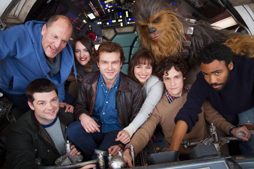 La prima foto ritrae il cast e i registi dello spin off su Han Solo. Fonte: starwars.com