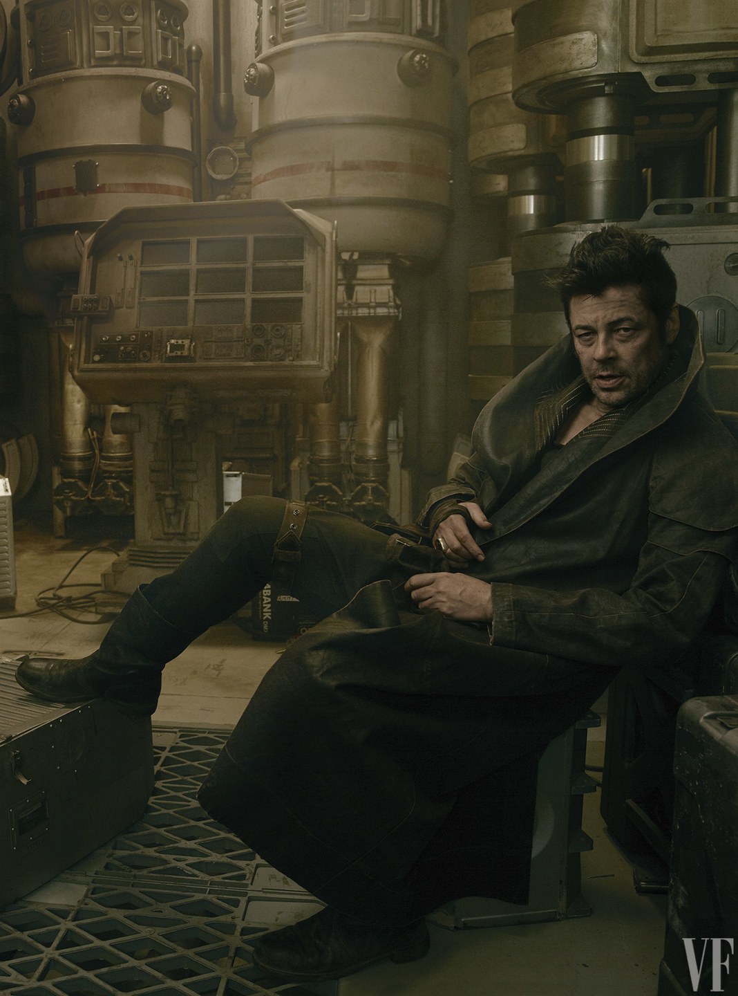 Benicio del Toro in posa nei panni del nuovo personaggio che interpreterà in The Last Jedi. Da vanityfair.com