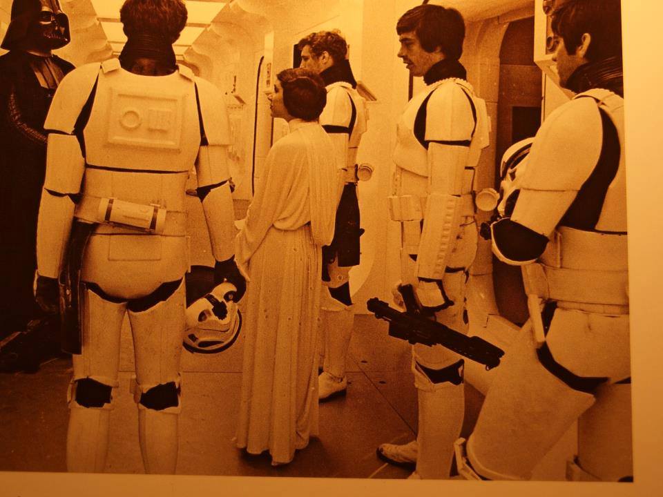 Laurie Goode, in fondo a destra, sul set di Star Wars.Da: SWNN
