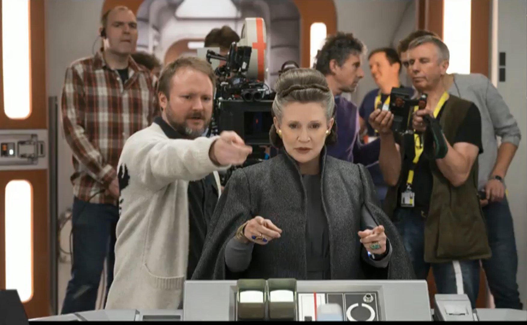 Carrie Fisher e Rian Johnson sul set di Episodio VIII.Da: slash film