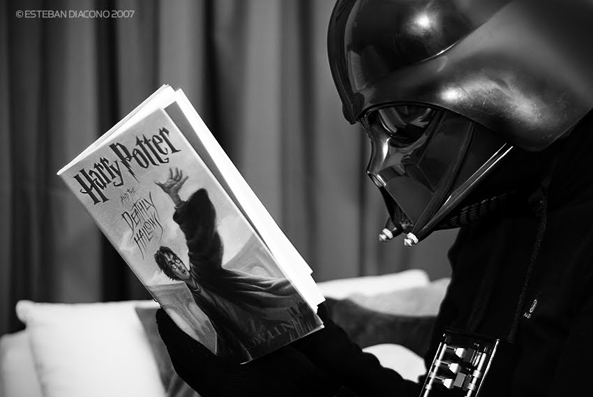 Tutti hanno letto Harry Potter, anche lui.Crediti in foto